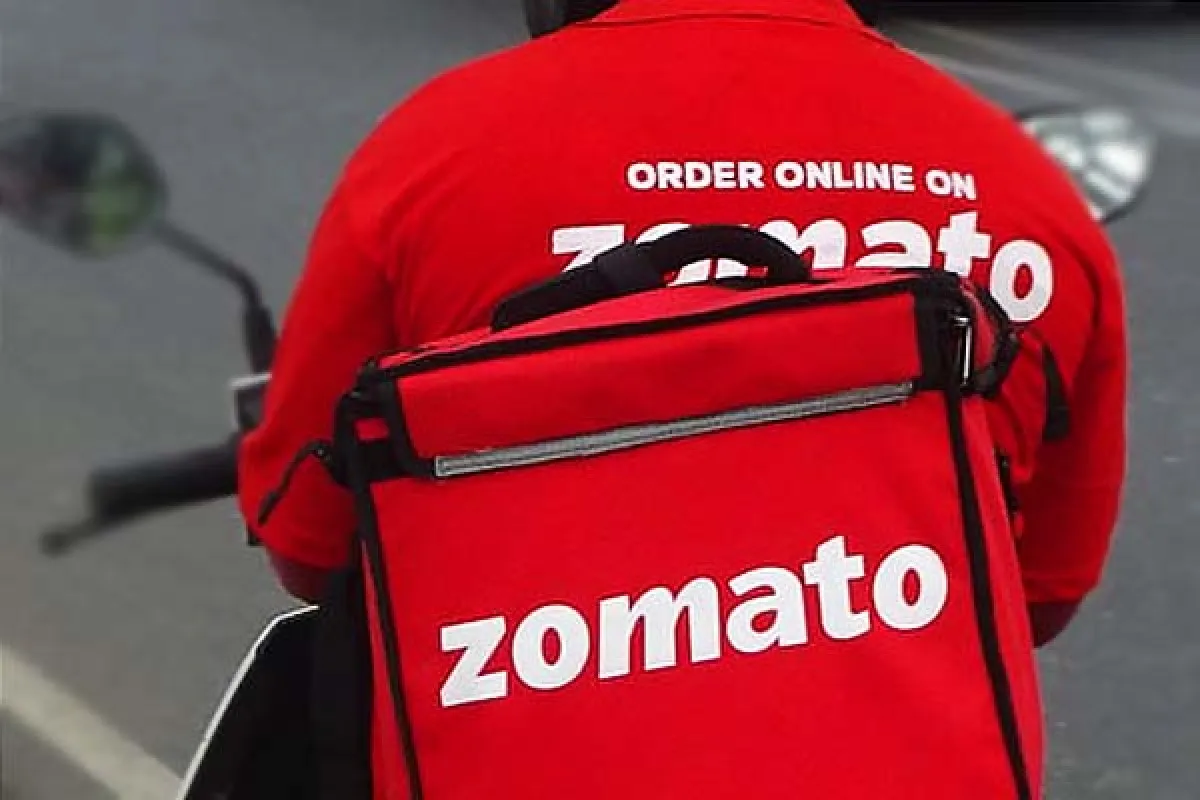Zomato Food Delivery Guy Viral Video: Zomato Delivery Guy Eats Food From Bag  While Waiting At Traffic Signal, Video Goes Viral | Bengaluru News, Times  Now